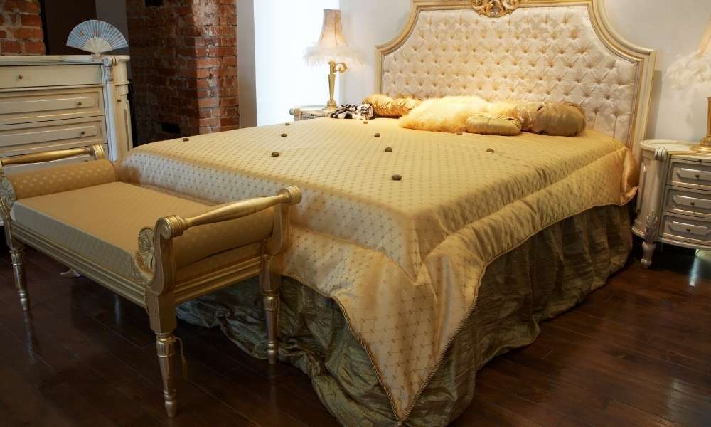 Bedroom With a Queen Bed